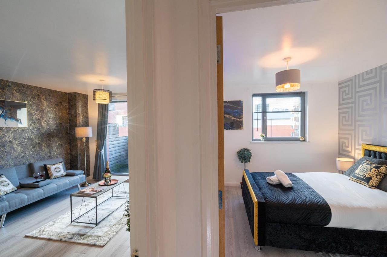 Caliber Stays Birmingham Bliss - Medusa Suite Apartments - Central 2-Bed Retreat - City Attractions, Sleeps 4, Free Netflix, Nearby Parking & Close Proximity - Bullring, Grand Central, The Cube - 5 Minutes Walk Екстериор снимка