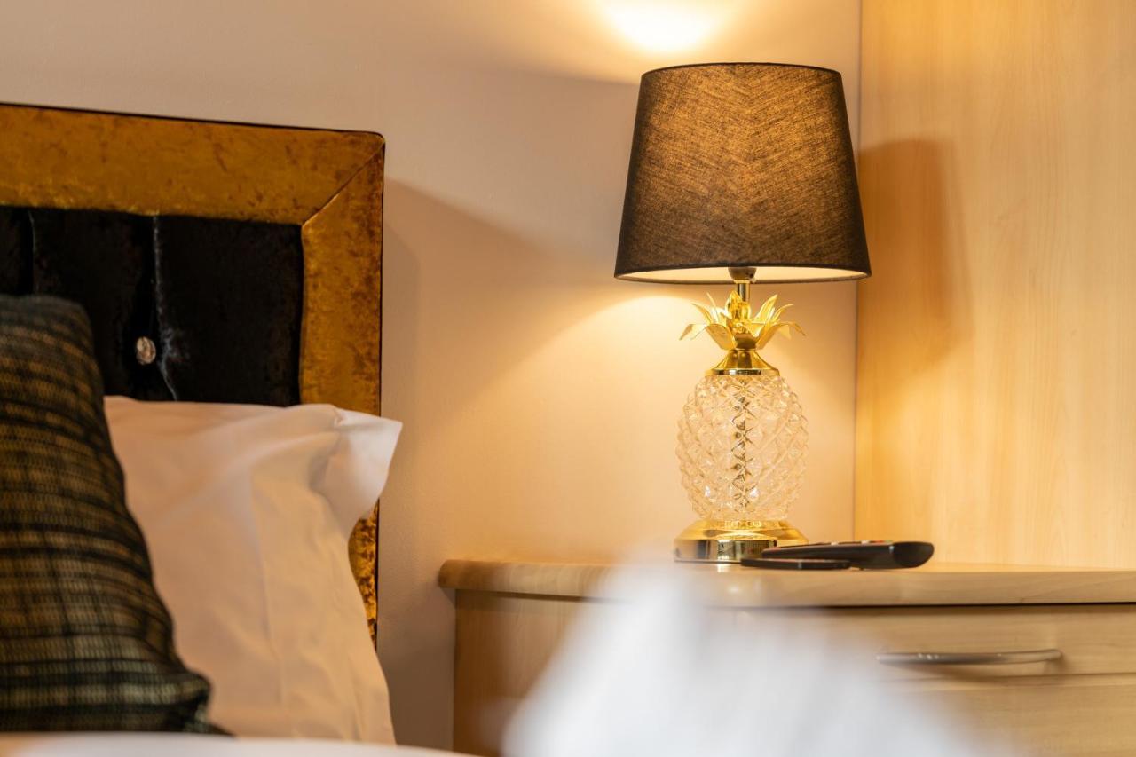 Caliber Stays Birmingham Bliss - Medusa Suite Apartments - Central 2-Bed Retreat - City Attractions, Sleeps 4, Free Netflix, Nearby Parking & Close Proximity - Bullring, Grand Central, The Cube - 5 Minutes Walk Екстериор снимка