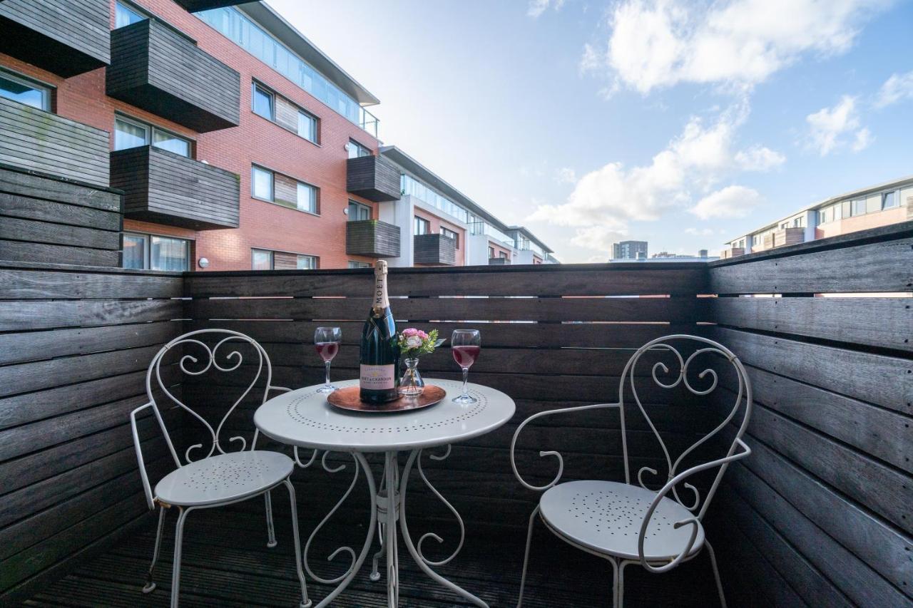 Caliber Stays Birmingham Bliss - Medusa Suite Apartments - Central 2-Bed Retreat - City Attractions, Sleeps 4, Free Netflix, Nearby Parking & Close Proximity - Bullring, Grand Central, The Cube - 5 Minutes Walk Екстериор снимка