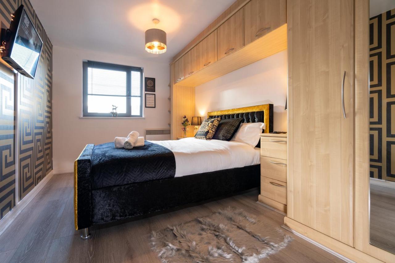Caliber Stays Birmingham Bliss - Medusa Suite Apartments - Central 2-Bed Retreat - City Attractions, Sleeps 4, Free Netflix, Nearby Parking & Close Proximity - Bullring, Grand Central, The Cube - 5 Minutes Walk Екстериор снимка