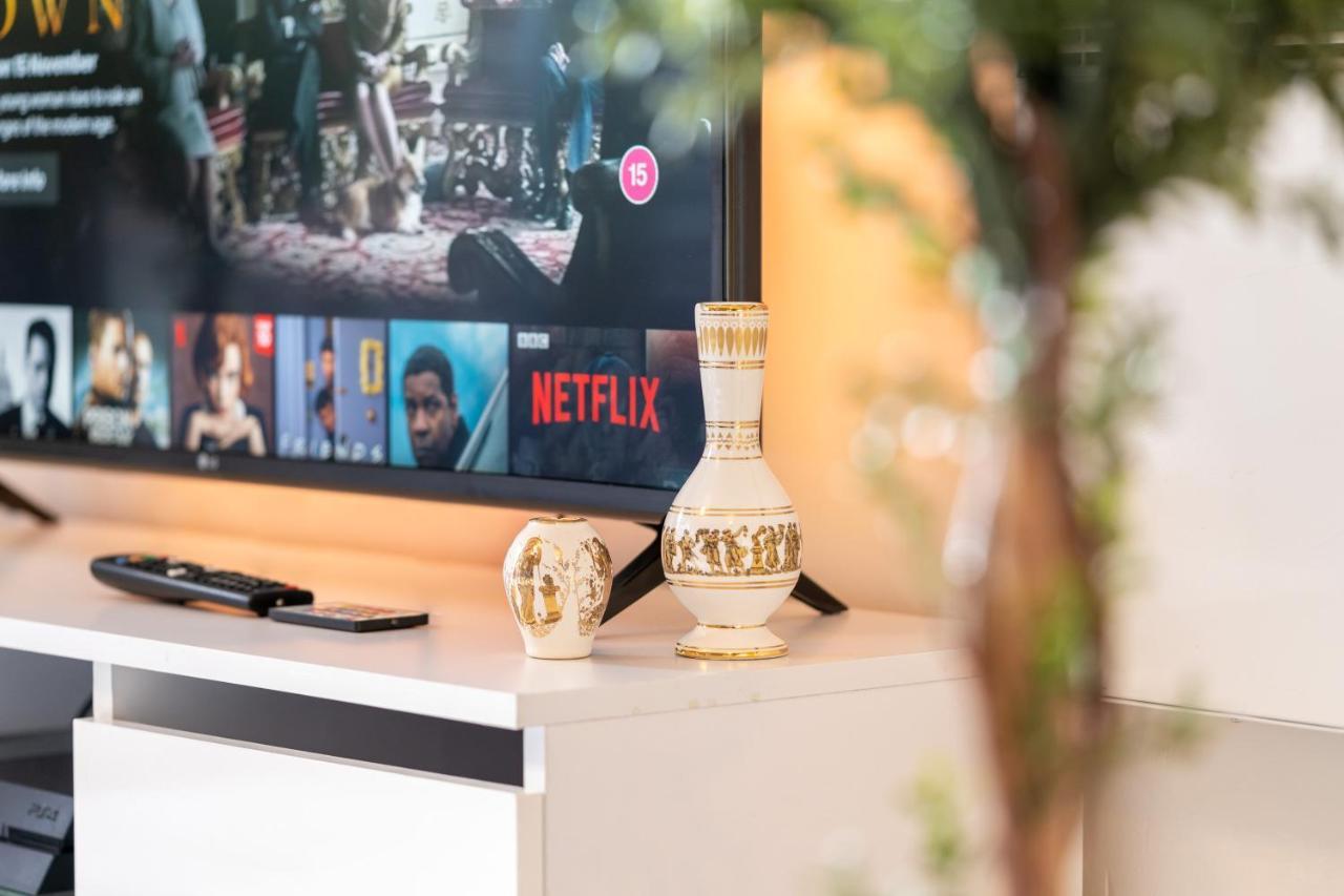 Caliber Stays Birmingham Bliss - Medusa Suite Apartments - Central 2-Bed Retreat - City Attractions, Sleeps 4, Free Netflix, Nearby Parking & Close Proximity - Bullring, Grand Central, The Cube - 5 Minutes Walk Екстериор снимка