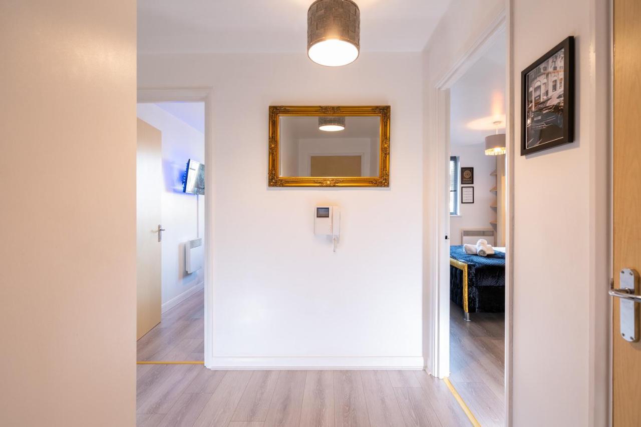 Caliber Stays Birmingham Bliss - Medusa Suite Apartments - Central 2-Bed Retreat - City Attractions, Sleeps 4, Free Netflix, Nearby Parking & Close Proximity - Bullring, Grand Central, The Cube - 5 Minutes Walk Екстериор снимка